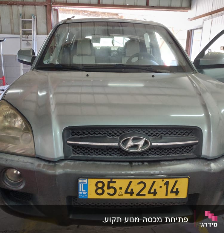 רכב יונדאי במוסך עם דלת פתוחה